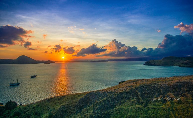 Keajaiban Sunrise di Pulau Padar, Spot Foto Terbaik untuk Para Traveler