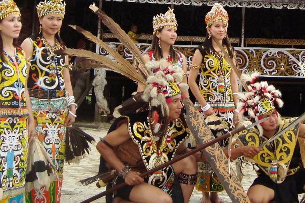 Mengintip Adat dan Seni Ukir di Desa Dayak Pampang