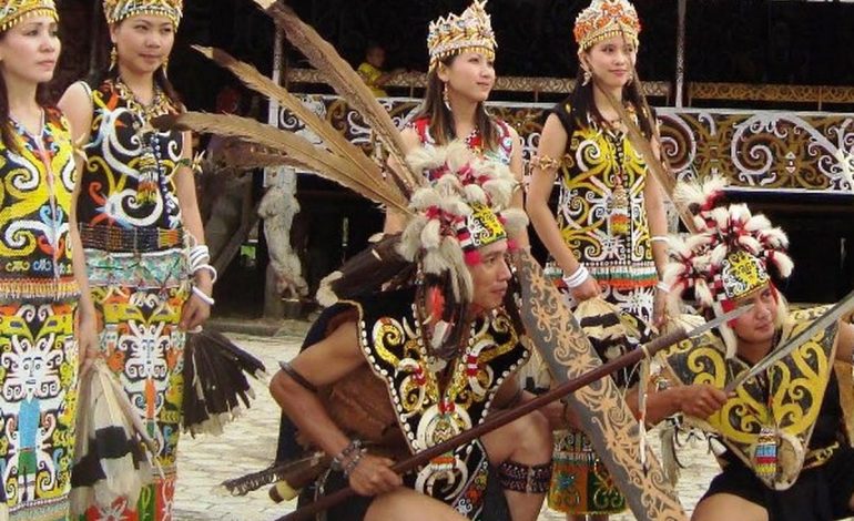 Mengintip Adat dan Seni Ukir di Desa Dayak Pampang