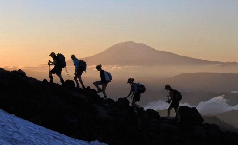 Mendaki Gunung, Menyatu dengan Alam dan Tantangan yang Menguji Diri