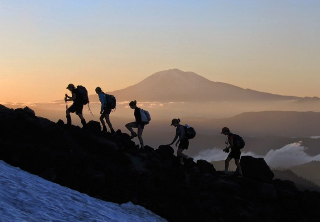 Mendaki Gunung, Menyatu dengan Alam dan Tantangan yang Menguji Diri