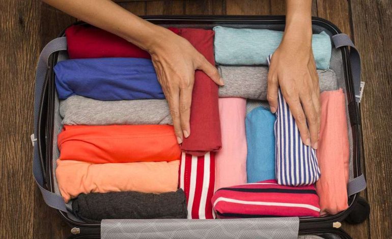 Roll Your Clothes, Cara Praktis dan Efisien Menyusun Pakaian