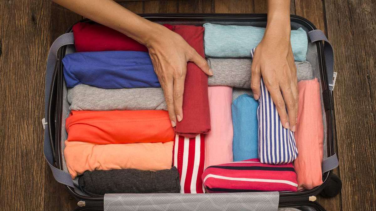 Roll Your Clothes, Cara Praktis dan Efisien Menyusun Pakaian