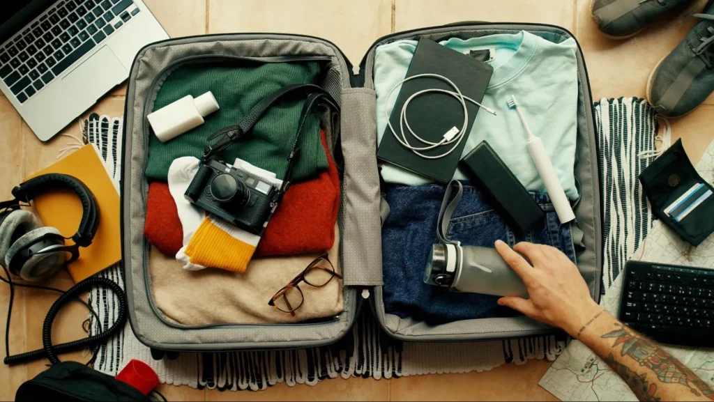 Packing Like a Pro, Tips Melipat dan Menggulung Pakaian dengan Hemat Ruang