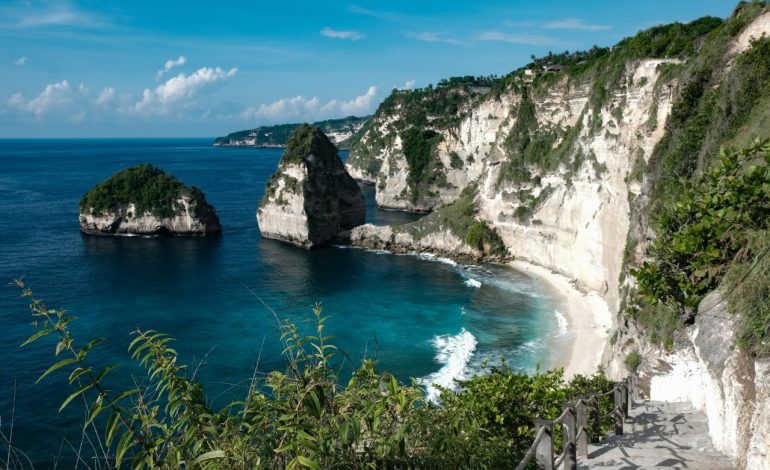 Diamond Beach, Surga Tersembunyi di Bali yang Wajib Dikunjungi