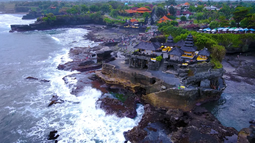 Mengenal Lebih Dekat Pura Tanah Lot, Ikon Spiritual Bali