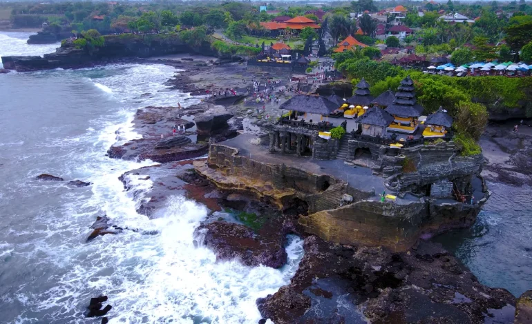 Mengenal Lebih Dekat Pura Tanah Lot, Ikon Spiritual Bali