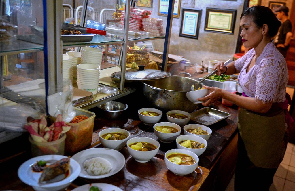 Mengulik Rahasia Keberhasilan Warung Mak Beng di Tengah Persaingan Kuliner Bali