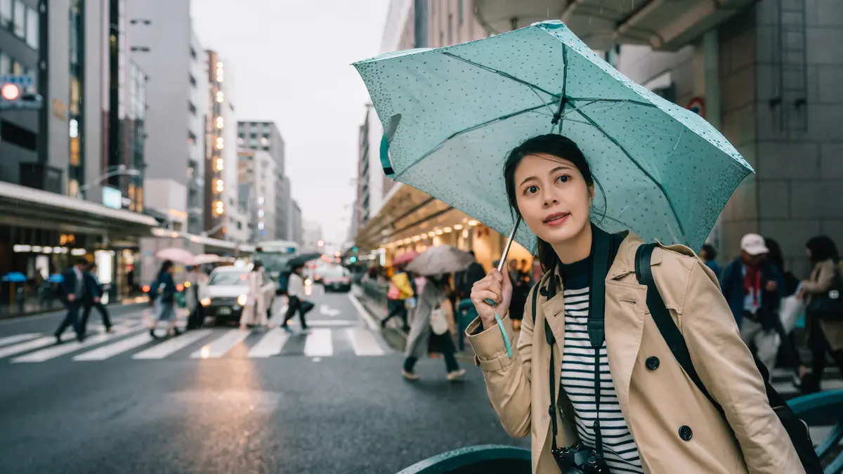 Traveling Sendiri Saat Musim Hujan, Tantangan, Tips, dan Keuntungannya