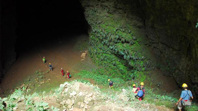 Menyusuri Keindahan Alam dengan Aktivitas “Caving” di Goa Jomblang, Yogyakarta