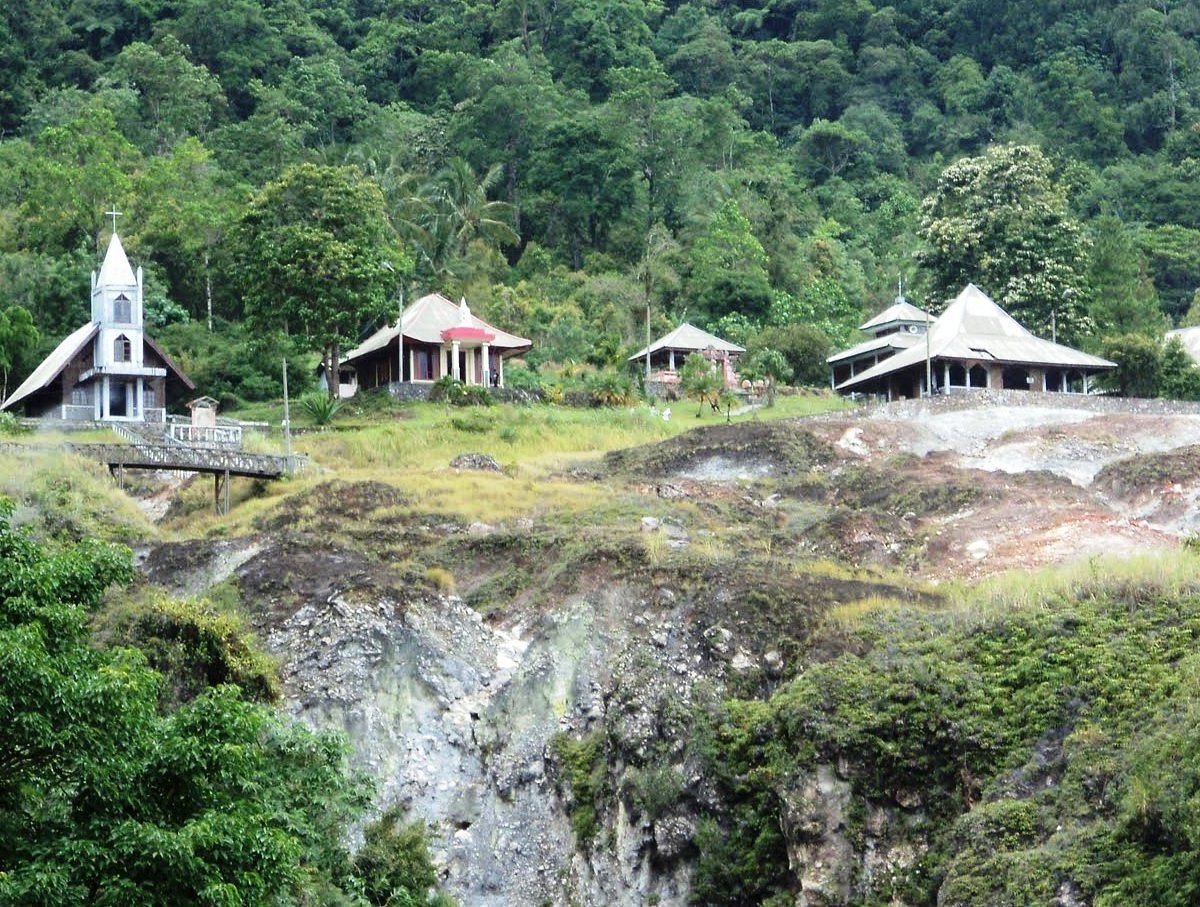 Menyusuri Keajaiban Alam Bukit Kasih, Simbol Toleransi di Tengah Kabut