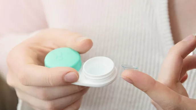 Gunakan Kantong Lensa Kontak untuk Menyimpan Cairan Kecil Trik Packing Hack
