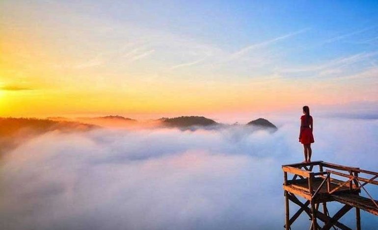 Bukit Panguk Kediwung, Panorama Kabut Magis di Pagi Hari
