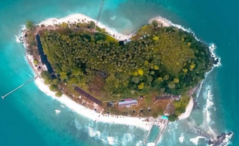 Petualangan Keluarga di Pulau Randayan, Kalimantan Barat