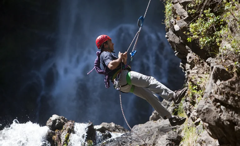 Abseiling, Petualangan Menantang Adrenalin di Tebing Curam