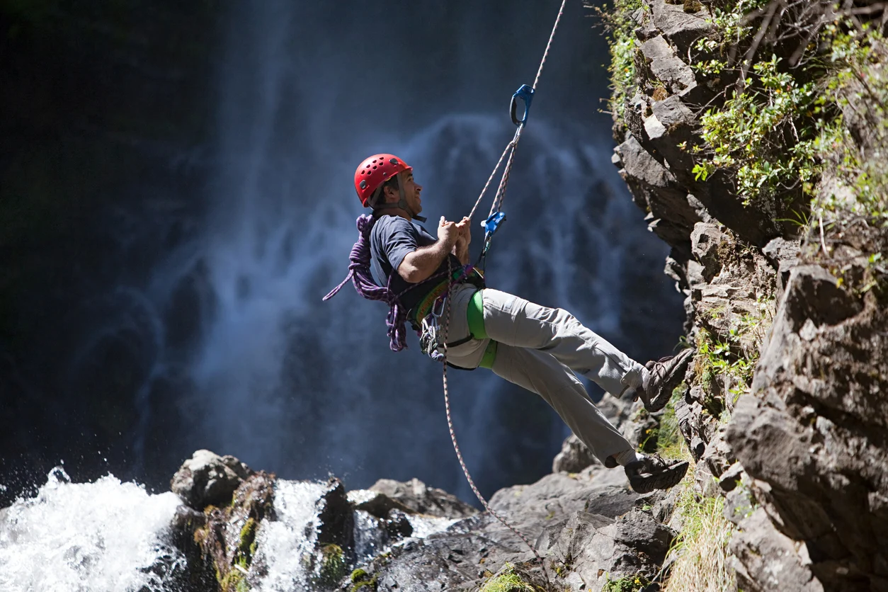 Abseiling, Petualangan Menantang Adrenalin di Tebing Curam