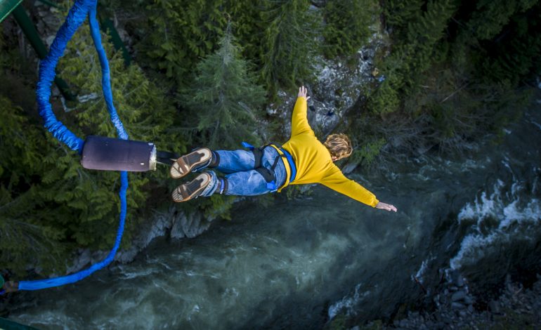 Bungee Jumping, Sensasi Melompat ke Adrenalin di Ujung Tali