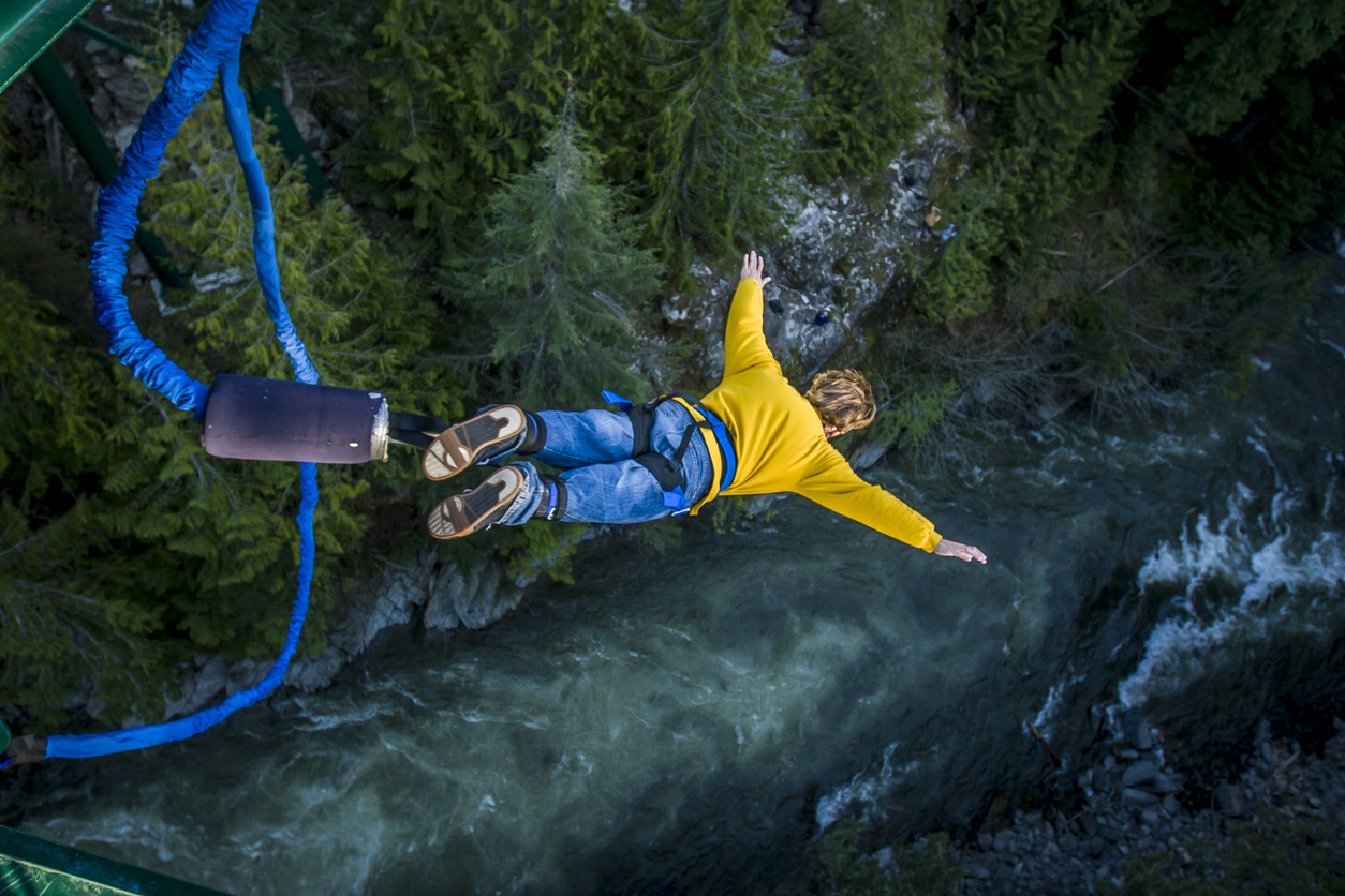 Bungee Jumping, Sensasi Melompat ke Adrenalin di Ujung Tali