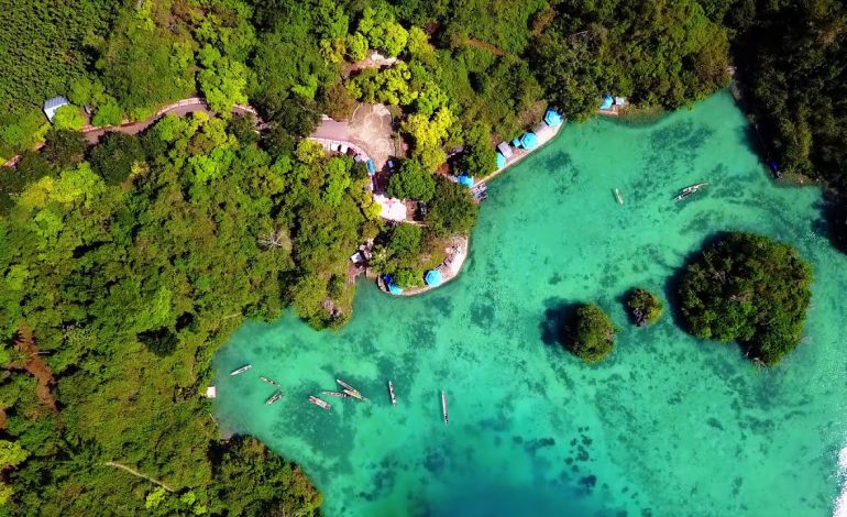 Eksotisme Danau Napabale yang Terhubung Langsung ke Laut