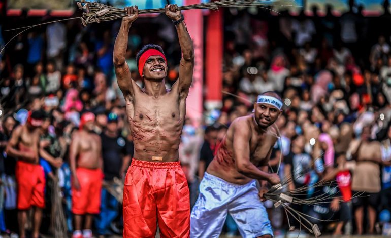 Menelusuri Tradisi Pukul Manyapu di Maluku, Simbol Perdamaian Lewat Ritual Unik