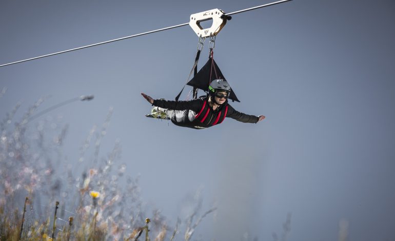 Mengenal Flying Fox dan Zipline, Petualangan Meluncur di Udara