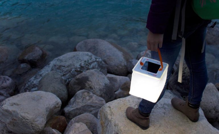 LuminAID, Lampu Solar Inflatable yang Ringan dan Multifungsi untuk Para Traveler