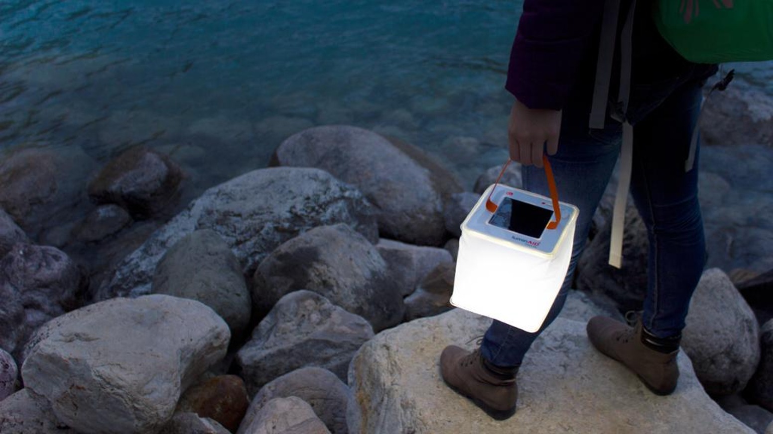 LuminAID, Lampu Solar Inflatable yang Ringan dan Multifungsi untuk Para Traveler