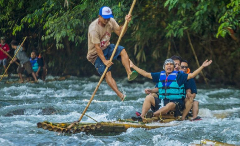Bamboo Rafting di Sungai Amandit, Loksado, Susur Sungai dengan Rakit Bambu yang Unik