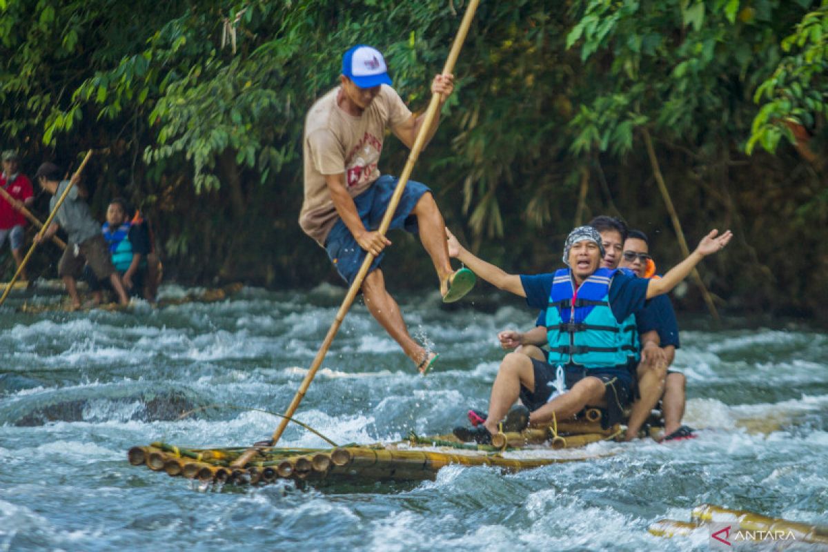 Bamboo Rafting di Sungai Amandit, Loksado, Susur Sungai dengan Rakit Bambu yang Unik