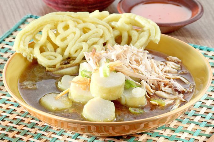 Lontong Dekem Pemalang, Sarapan Hangat dengan Kuah Kunyit Nikmat