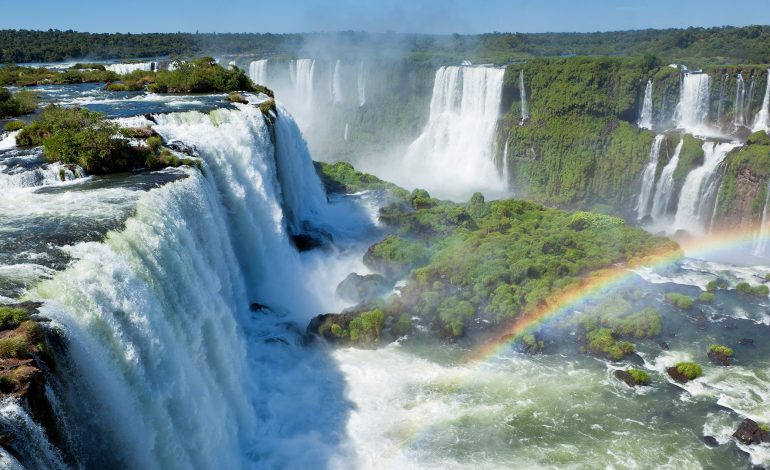 Menjelajahi Keagungan Air Terjun Iguazu