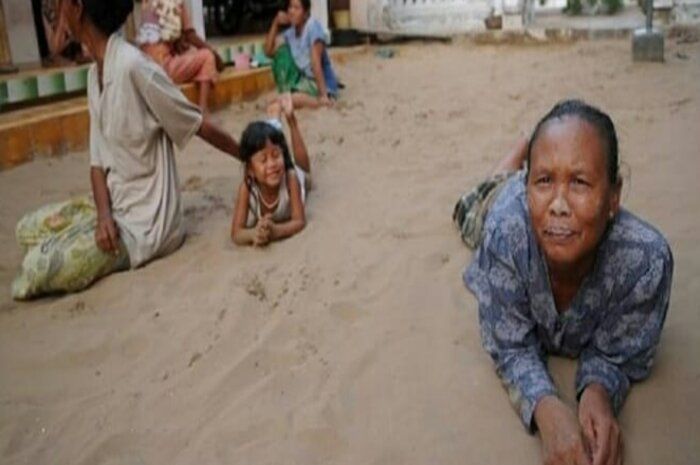 Tradisi Unik Masyarakat Legung Timur, Hidup di Atas Pasir Pantai