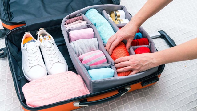 Gunakan Sepatu Sebagai Ruang Simpan Pintar Saat Packing