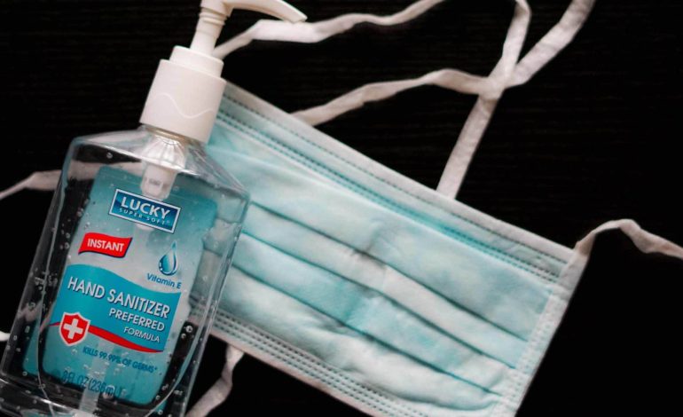 Wajib Bawa Masker & Hand Sanitizer Saat Travel, Tips Kesehatan untuk Perjalanan Aman