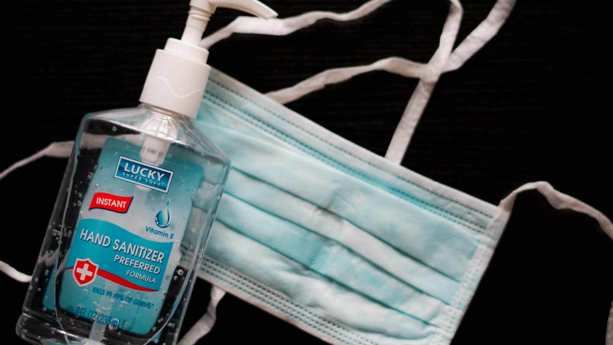 Wajib Bawa Masker & Hand Sanitizer Saat Travel, Tips Kesehatan untuk Perjalanan Aman