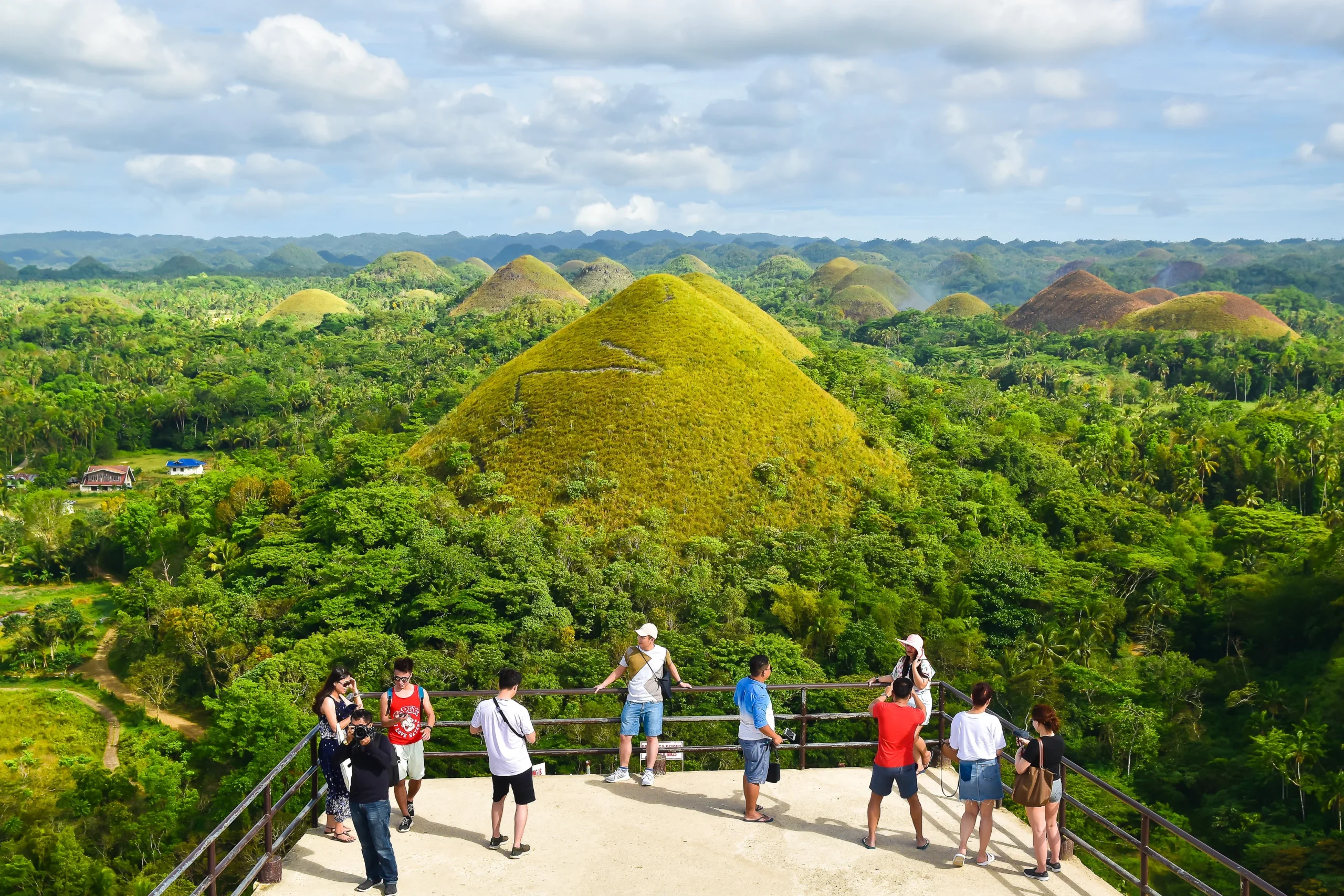 Chocolate Hills, Keajaiban Alam Filipina yang Berubah Warna Seperti Cokelat Raksasa