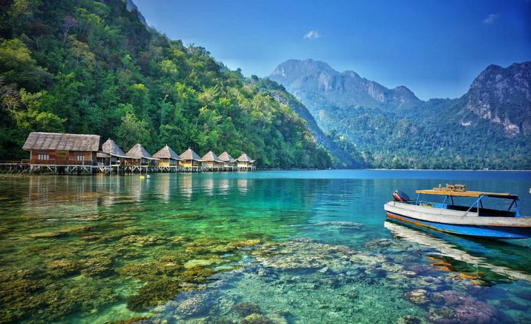 Menjelajahi Pantai Ora Sendirian, Surga Tersembunyi di Maluku Tengah