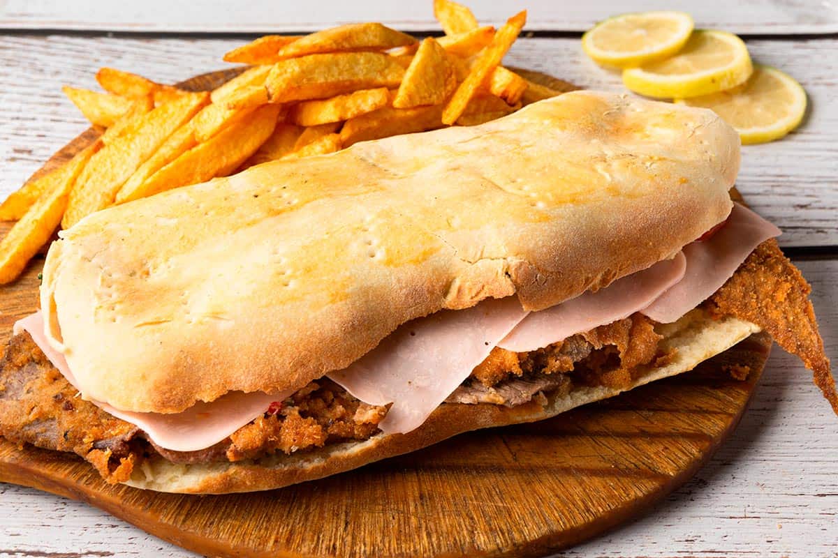 Sandwich de Milanesa, Ikon Street Food Argentina yang Menaklukkan Dunia