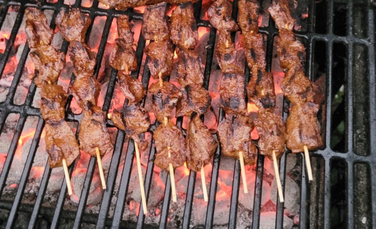 Anticuchos: Hidangan Sate Jantung Sapi Panggang yang Menjadi Ikon Street Food Peru