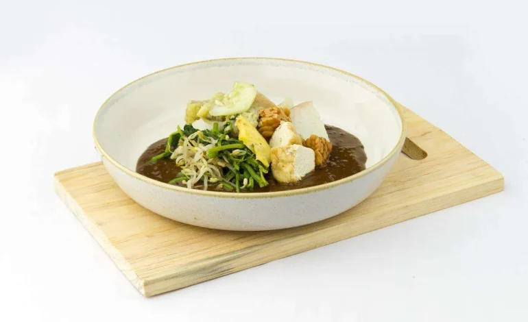 Rujak Cingur, Kuliner Ikonik Surabaya yang Menggugah Selera