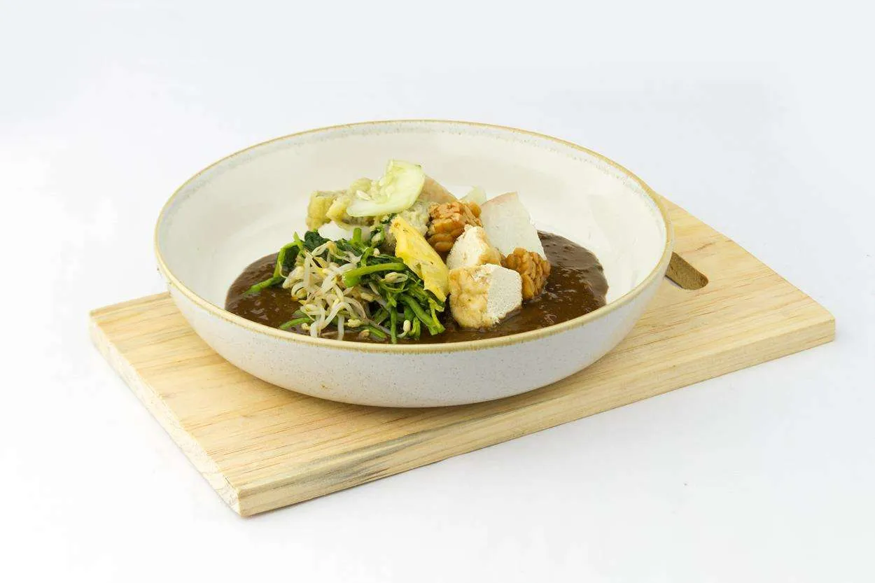 Rujak Cingur, Kuliner Ikonik Surabaya yang Menggugah Selera