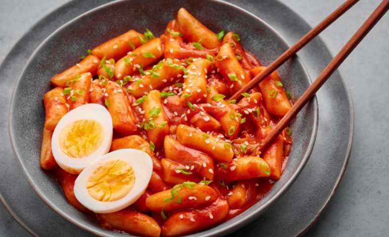 Tteokbokki, Jajanan Jalanan Korea yang Pedas dan Ikonik
