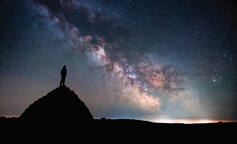 Stargazing di Dark Sky 2025, 12 Tempat Terbaik di Dunia & Indonesia yang Masih Bisa Lihat Bima Sakti Telanjang Mata