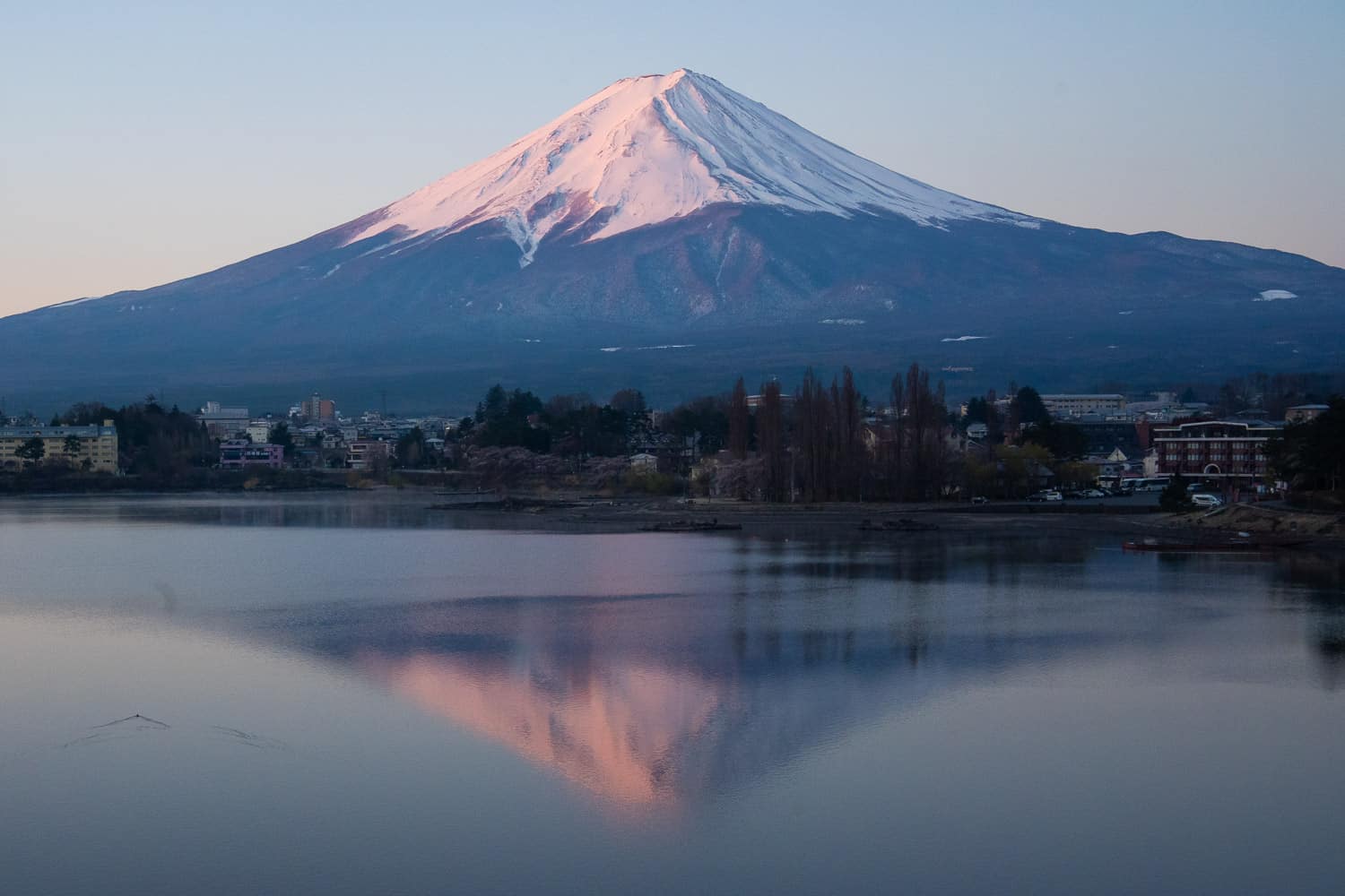 Danau Kawaguchiko, Spot Terbaik Lihat Gunung Fuji Tercermin Sempurna di Air Jernih