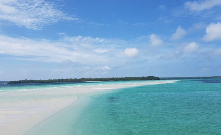 Pantai Ngurtafur Maluku, Keajaiban Pasir Putih yang Membelah Laut