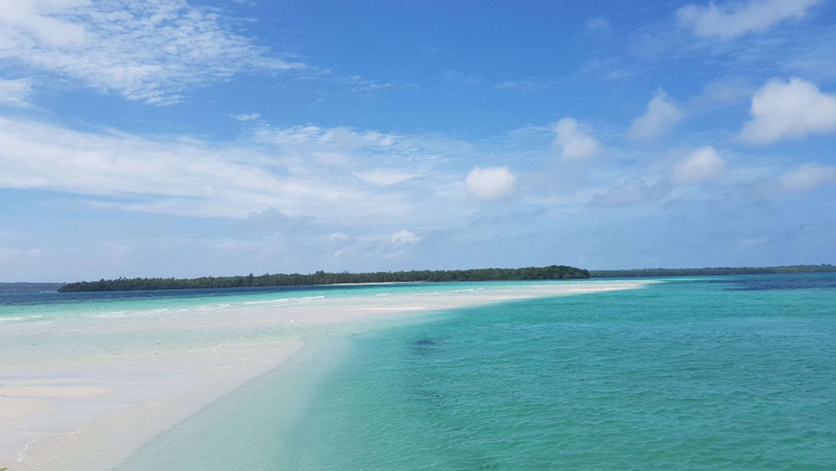 Pantai Ngurtafur Maluku, Keajaiban Pasir Putih yang Membelah Laut