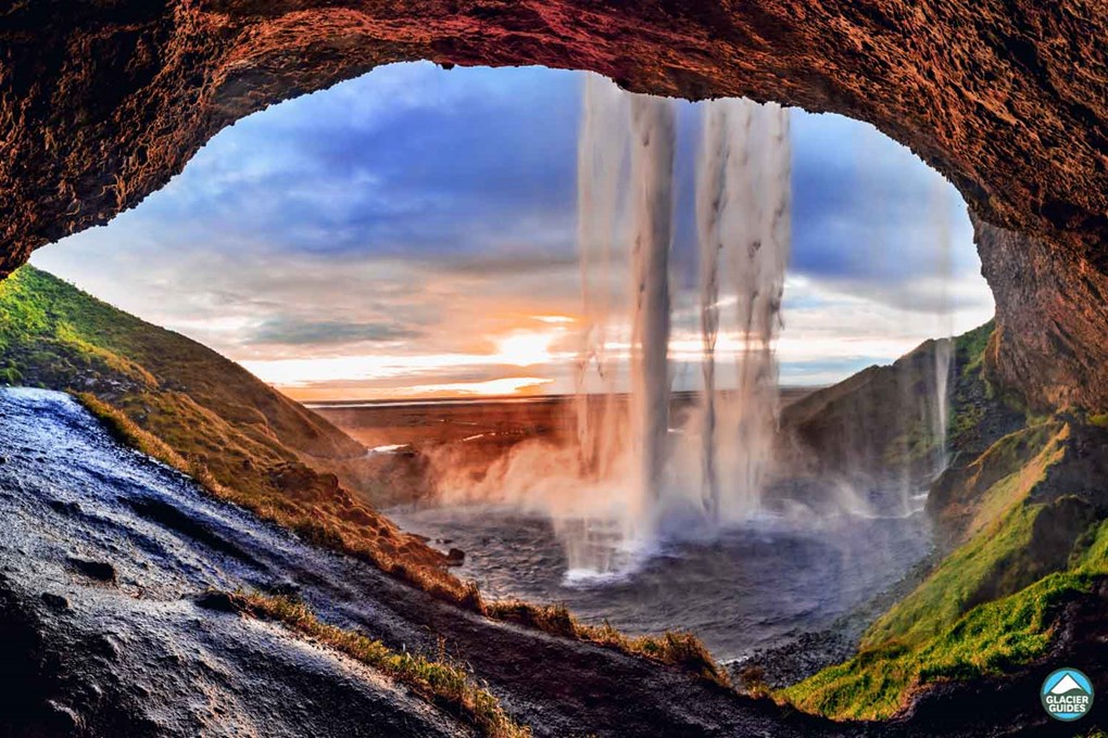 Seljalandsfoss Islandia, Air Terjun Ikonik yang Menawarkan Pengalaman Berjalan di Balik Tirai Air