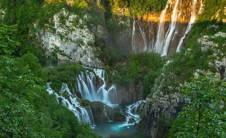 Plitvice Lakes National Park, Surga Biru yang Hidup di Kroasia