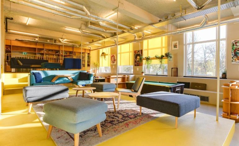 ClinkNOORD, Hostel Art Deco Ikonik di Amsterdam Noord yang Penuh Vibe Sosial dan Nyaman