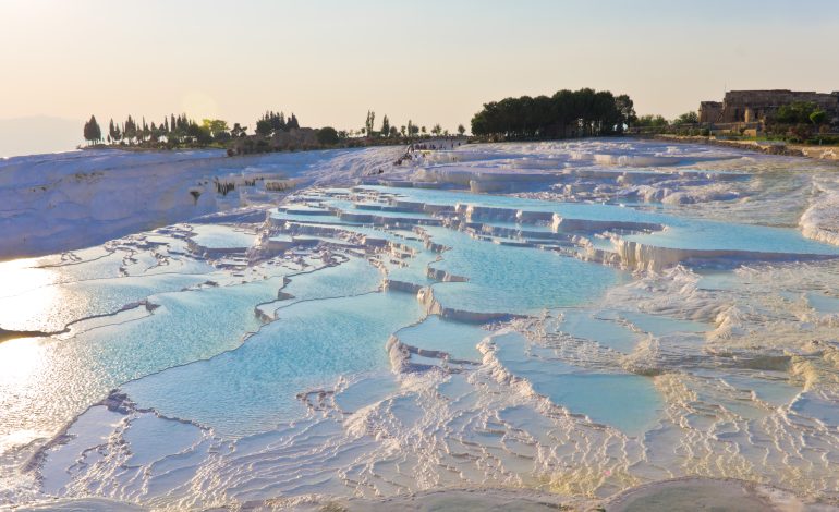 Pamukkale & Hierapolis, Keajaiban Alam dan Sejarah Kuno di Turki yang Memukau